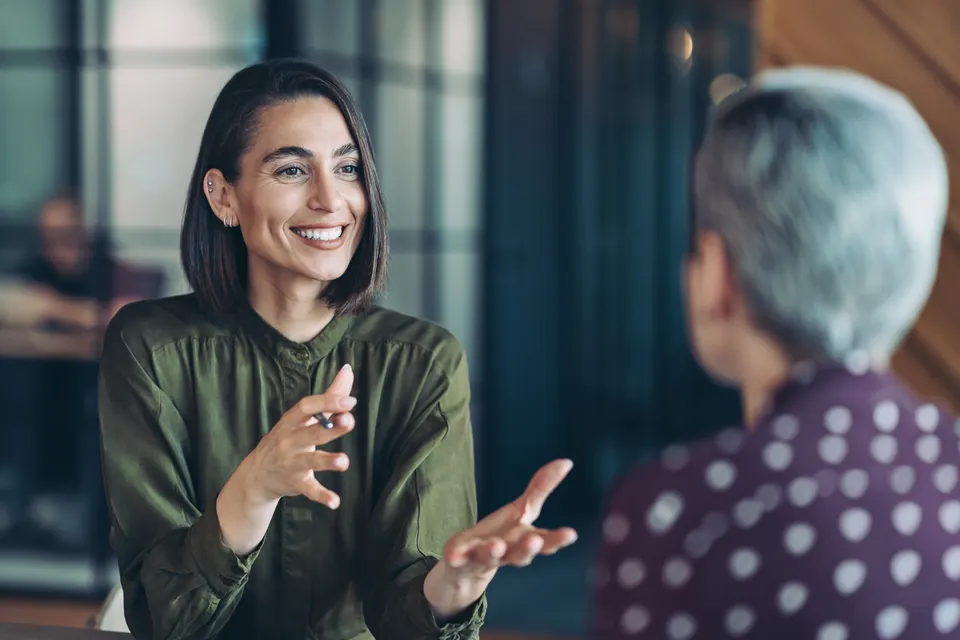 Advisor escuchando con atención durante una conversación